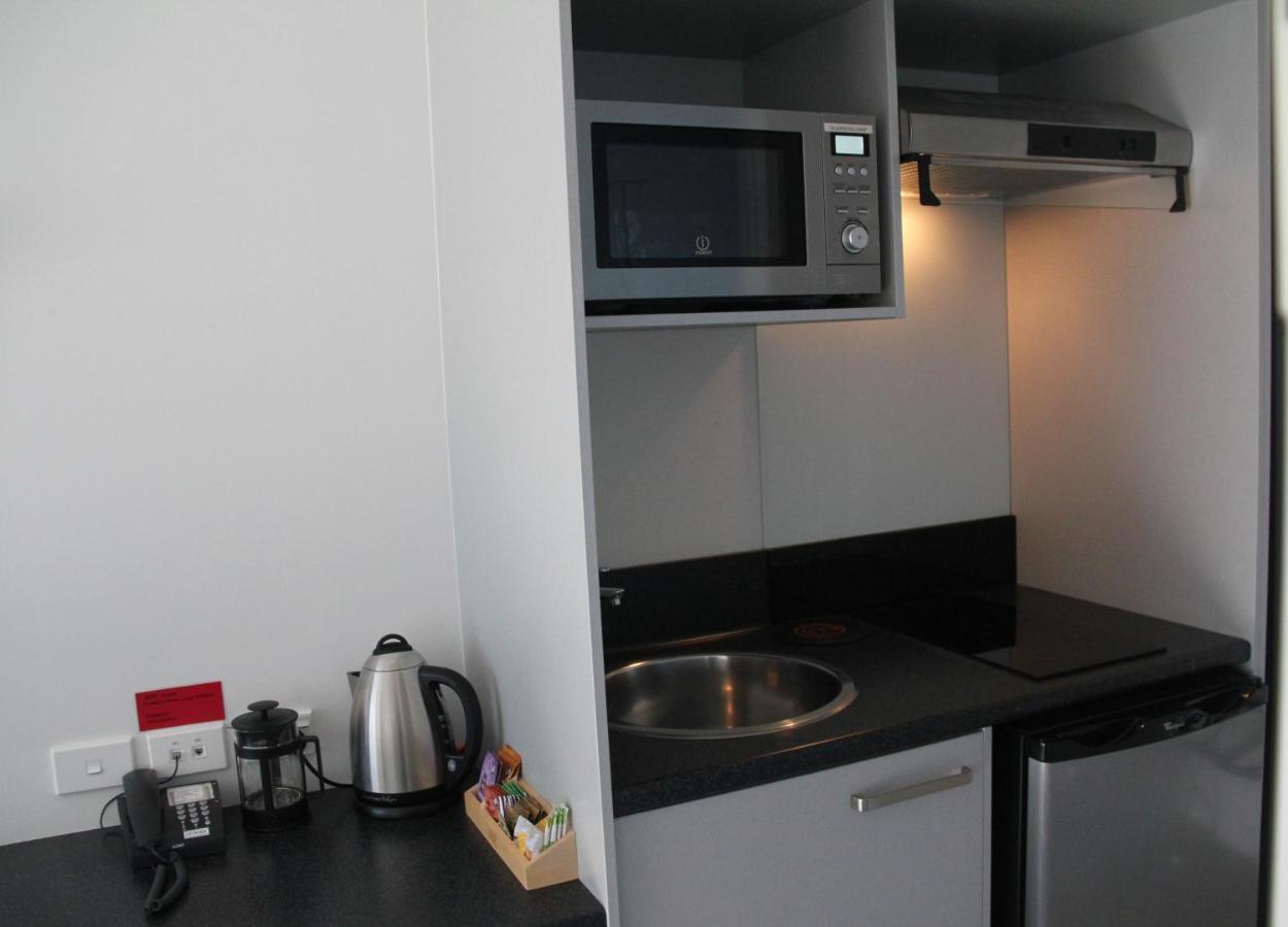 プケクラ モーター ロッジ ニュープリマス エクステリア 写真 A kitchenette in a hotel room