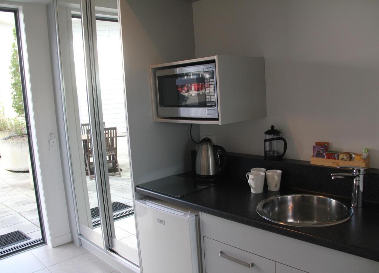 プケクラ モーター ロッジ ニュープリマス エクステリア 写真 A microwave oven in a kitchen