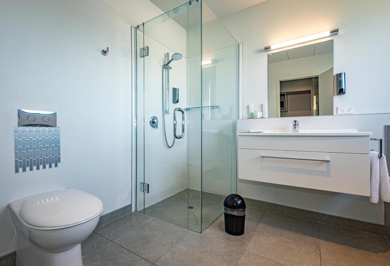 プケクラ モーター ロッジ ニュープリマス エクステリア 写真 A modern bathroom with a shower cubicle