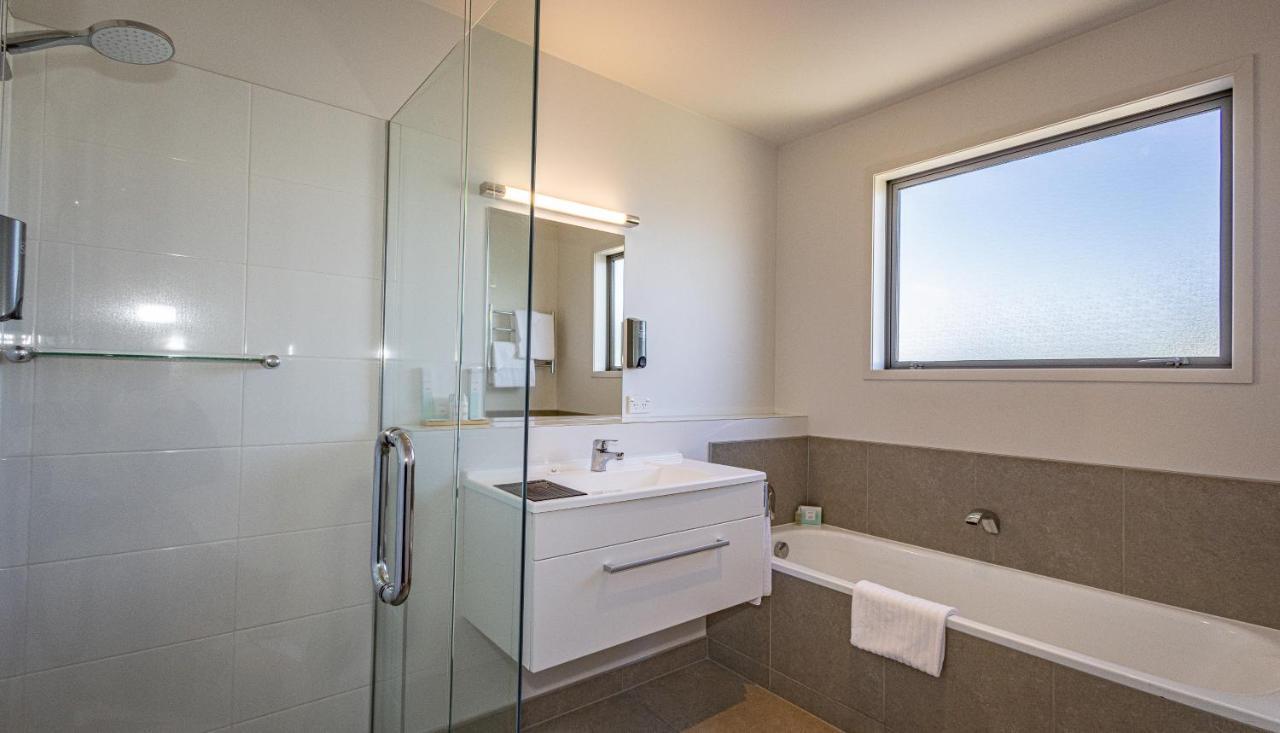 プケクラ モーター ロッジ ニュープリマス エクステリア 写真 A modern bathroom